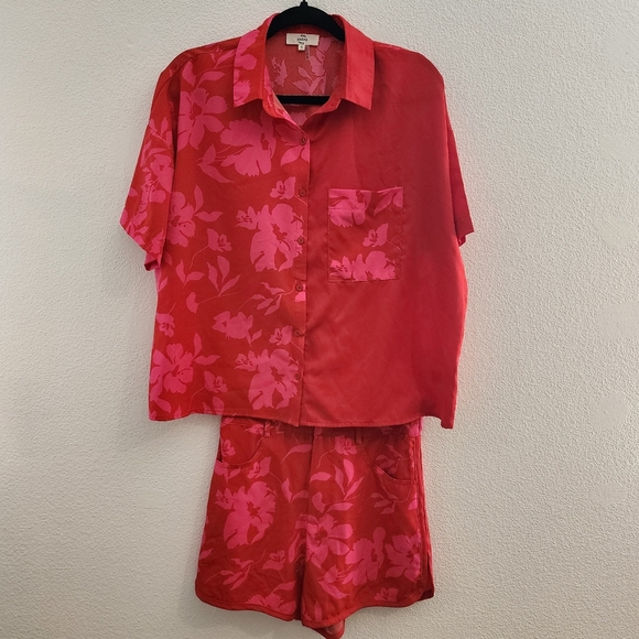 Entro Red and Pink Floral Shirt and Shorts Set Size Small - Picture 2 of 6